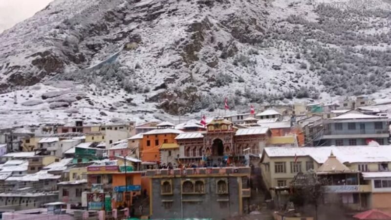 आज उत्तराखंड की चोटियों पर हुई बर्फबारी