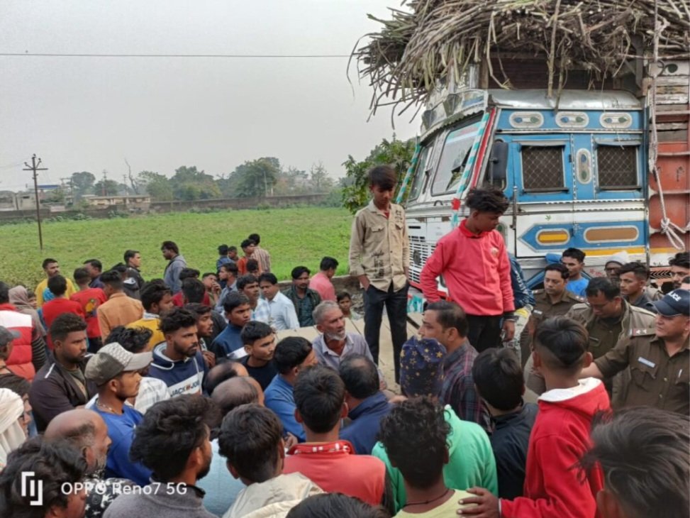 गन्ने से लदा ट्रक बना काल, 22 वर्षीय युवती की दर्दनाक मौत