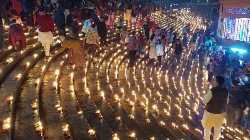 हजारों दीयों से जगमग हुई हर की पैड़ी, जानिए क्या होती है देव दीपावली