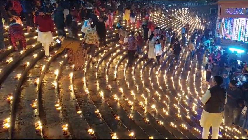 हजारों दीयों से जगमग हुई हर की पैड़ी, जानिए क्या होती है देव दीपावली