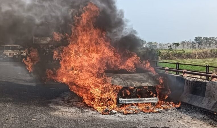 सड़क पर चलती कार देखते ही देखते बन गई आग का गोला, देखिए विडियो