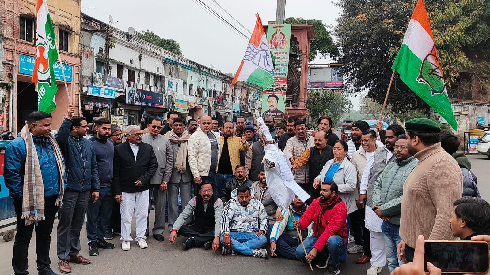 नाबालिक से दुष्कर्म मामले में कांग्रेस ने किया विरोध प्रदर्शन, आरोपी को कड़ी सजा देने की मांग