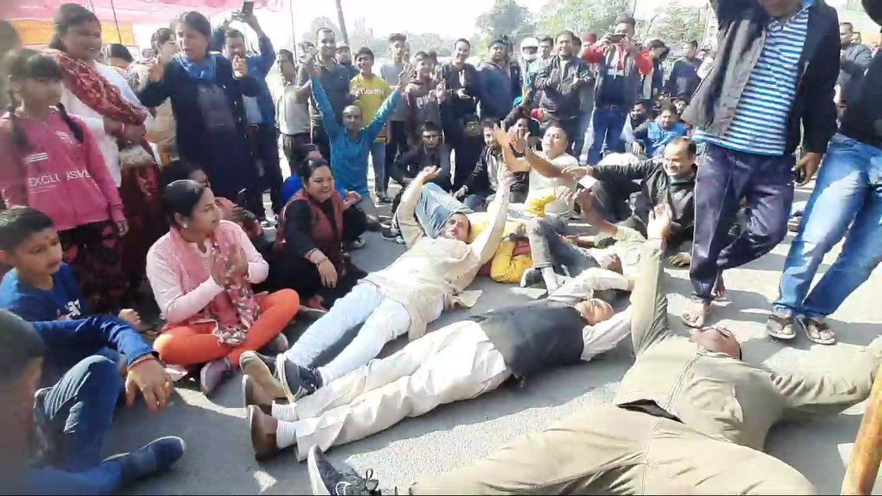 कुष्ठ आश्रम बनाने को लेकर स्थानीय लोगों का फूटा गुस्सा, डीएम ने कहा विरोध बेवजह