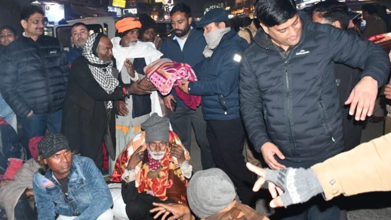 मुख्यमंत्री के निर्देश पर हरकी पैड़ी पर जिले के डीएम और एसएसपी ने गरीबों को बांटे कंबल