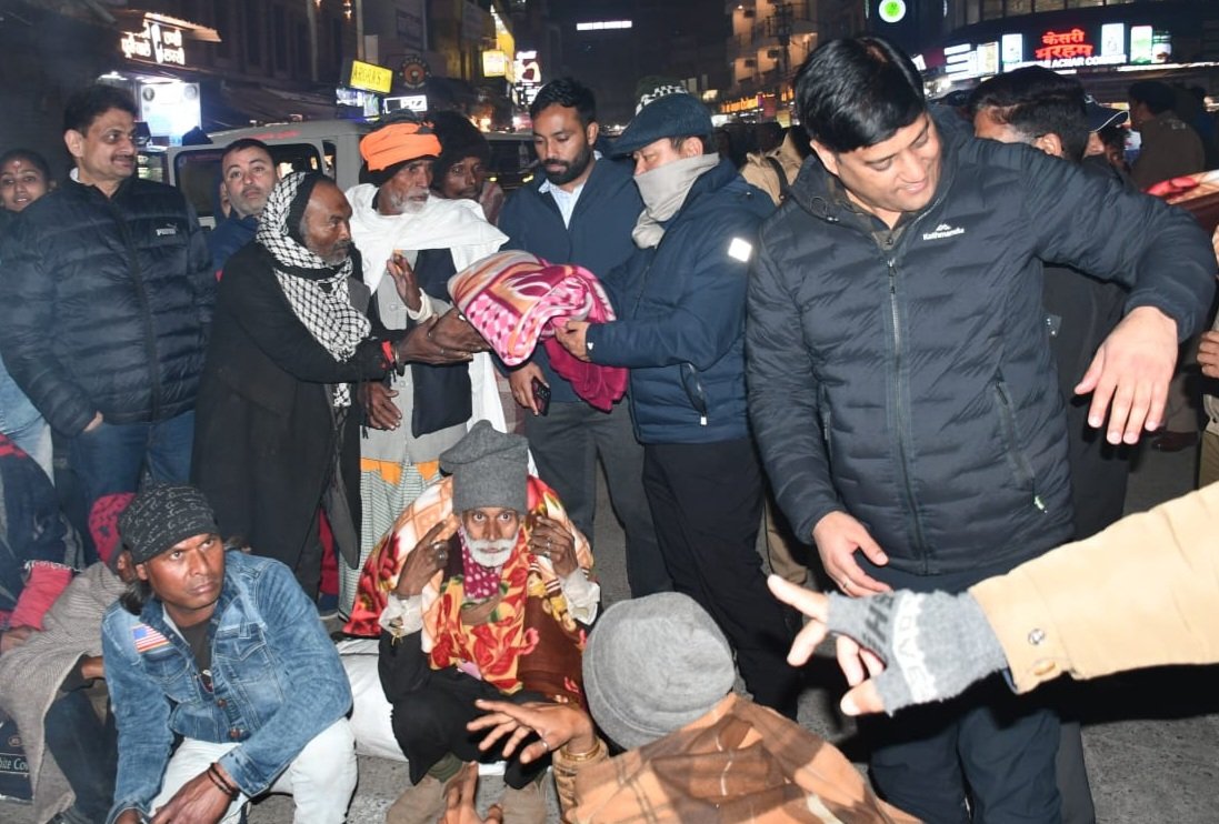 मुख्यमंत्री के निर्देश पर हरकी पैड़ी पर जिले के डीएम और एसएसपी ने गरीबों को बांटे कंबल