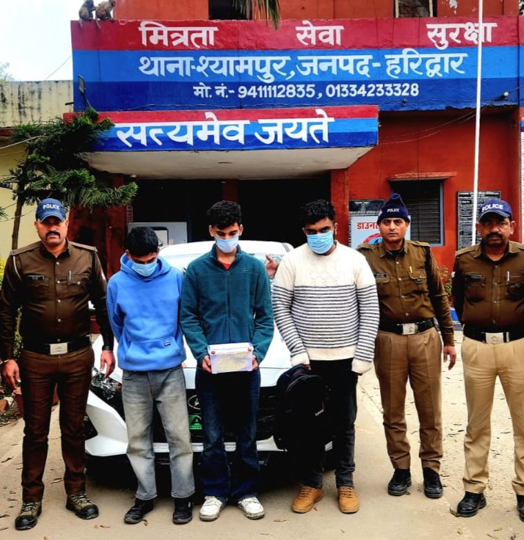 नई चमचमाती कार से नशे की खेप ले जा रहे थे यूनिवर्सिटी के छात्र, पुलिस ने धर लिया