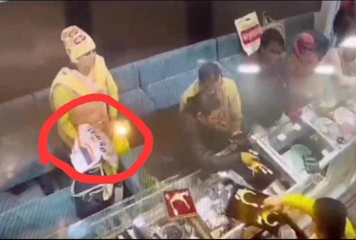 शातिर महिला की करतूत, बैग से उड़ा दिए दो लाख। वीडियो देखिए