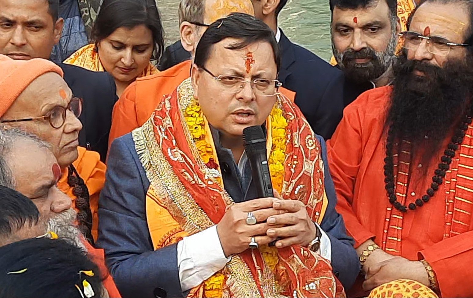 भक्ति रस में सराबोर हुए मुख्यमंत्री, हरकी पैड़ी पर गाया राम भजन