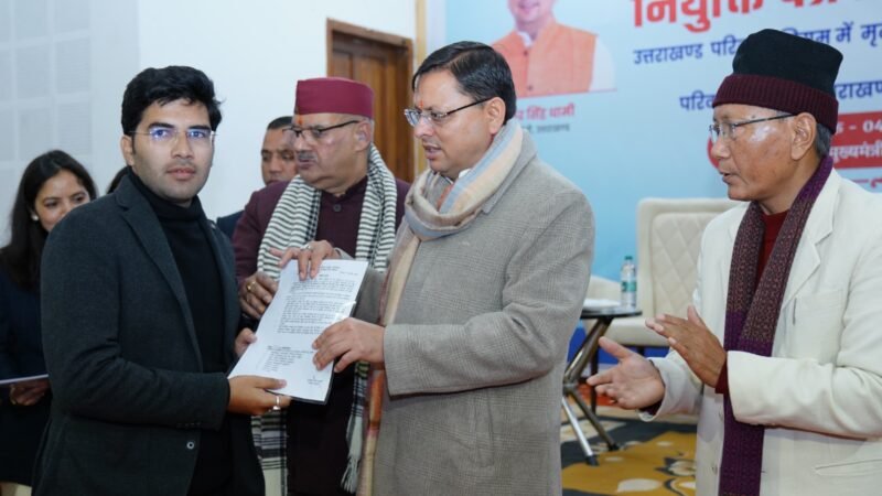 मुख्यमंत्री ने परिवहन विभाग और परिवहन निगम के 122 अभ्यर्थियों को दिए नियुक्ति पत्र