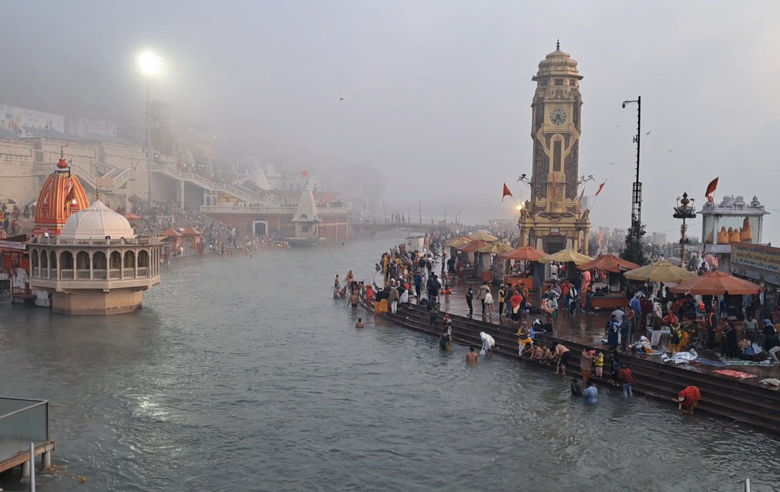 मौनी अमावस्या के गंगा स्नान के लिए उमड़ी श्रद्धालुओं की भीड़
