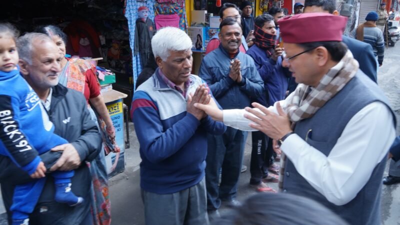 विभिन्न योजनाओं के लाभार्थियों से मिले मुख्यमंत्री