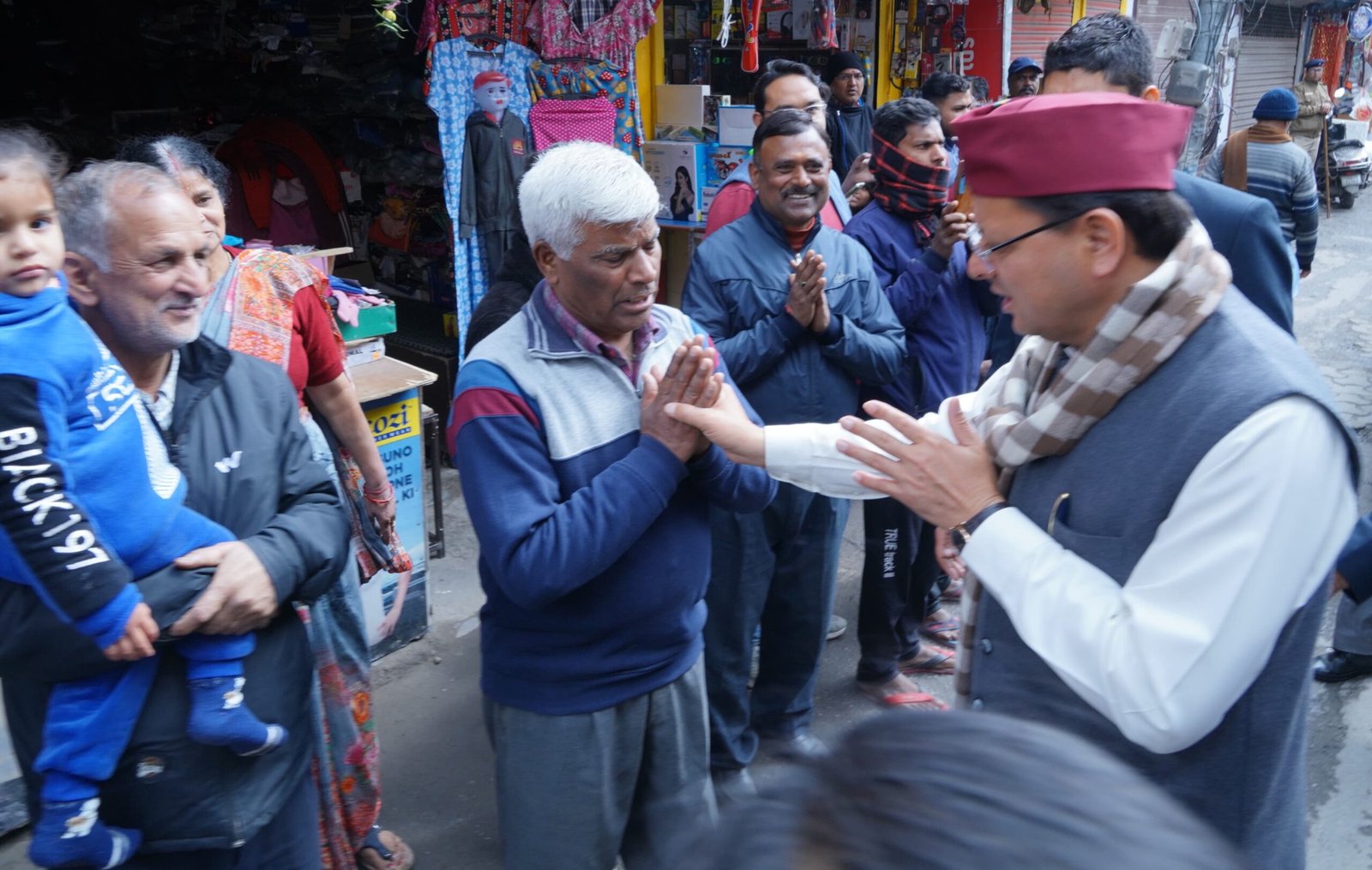 विभिन्न योजनाओं के लाभार्थियों से मिले मुख्यमंत्री