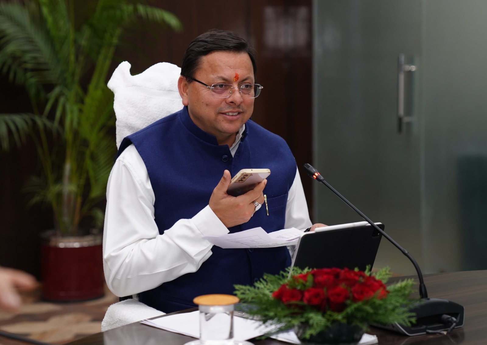 मुख्यमंत्री ने की सीएम हेल्पलाइन की समीक्षा बैठक, शिकायतकर्ताओं से फोन पर बात भी की