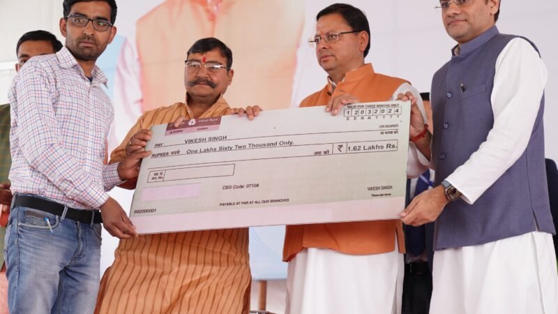 मुख्यमंत्री ने राज्य पशुधन मिशन योजना के लाभार्थियों को सौंपे चैक
