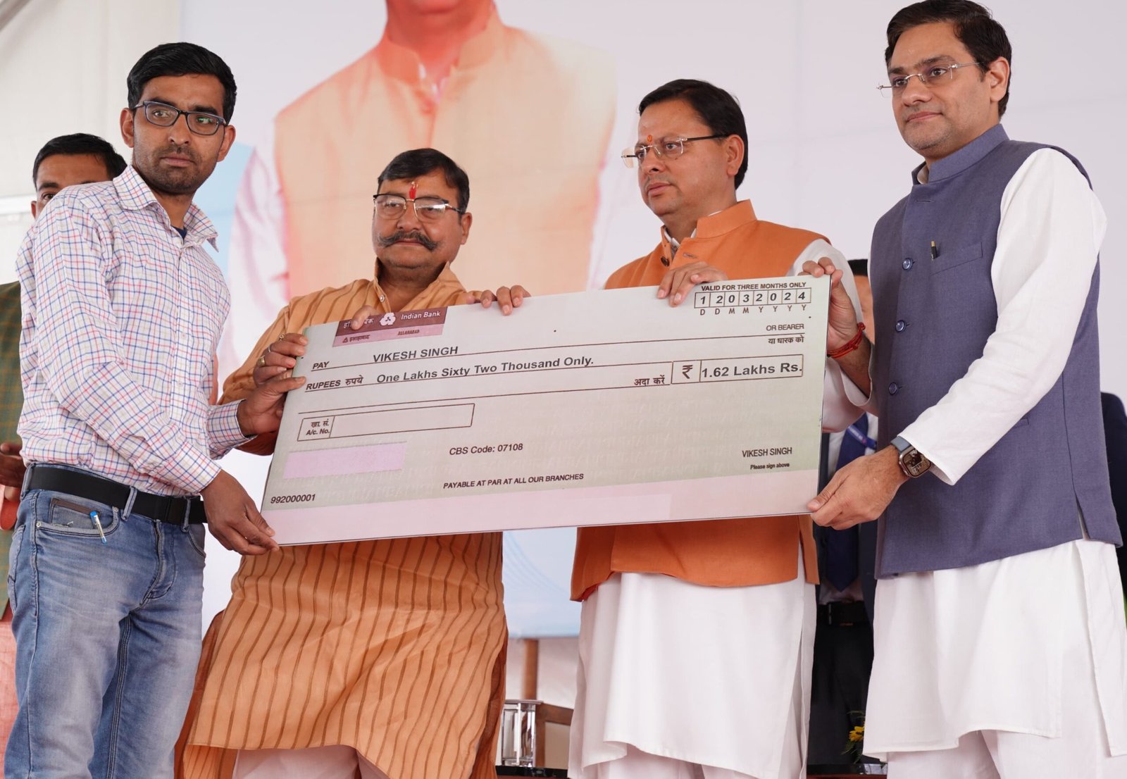 मुख्यमंत्री ने राज्य पशुधन मिशन योजना के लाभार्थियों को सौंपे चैक