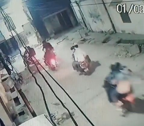 युवकों के दो गुटों में हुआ विवाद, दर्जन भर युवकों ने की ताबड़तोड़ फायरिंग