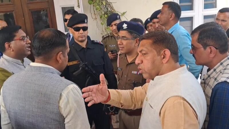 भाजपा नेताओं को पुलिस ने मुख्यमंत्री के साथ बैठने से रोका, खूब हुआ हंगामा, वीडियो देखिए