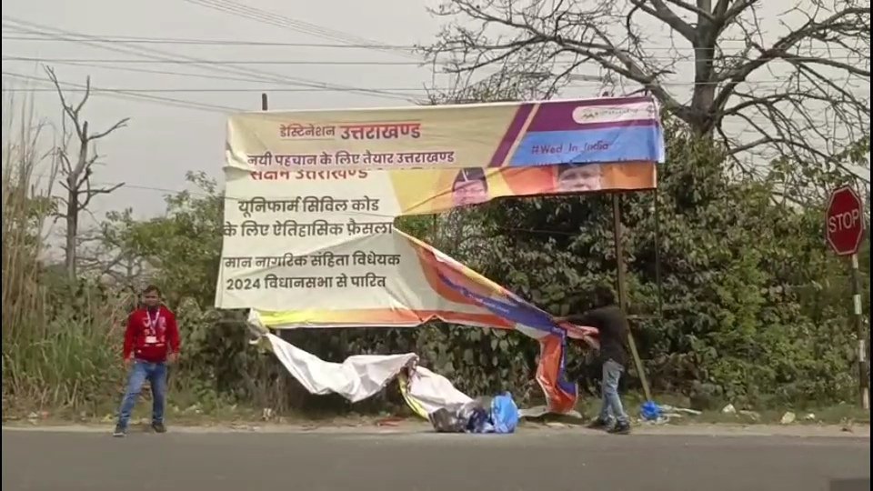 राजनीतिक बैनर पोस्टर हटाने में जुटा प्रशासन, अब तक 10 हज़ार हटाए गए