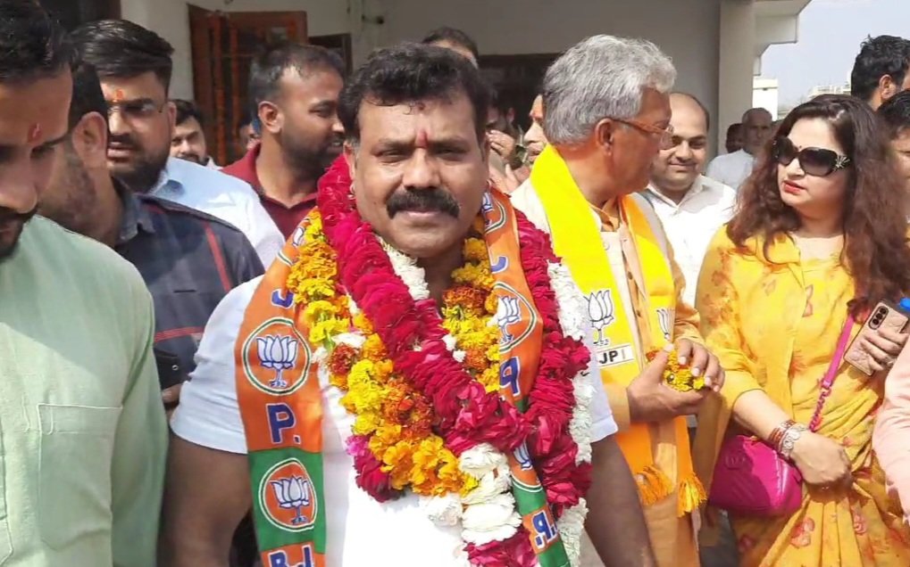 टिकट मिलने से पहले हरीश रावत को हरिद्वार में झटका, इस नेता ने बदला पाला