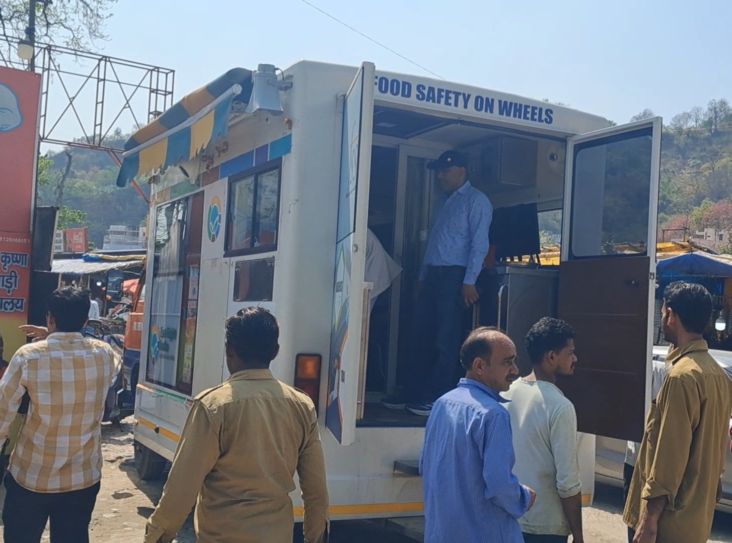चारधाम यात्रा मार्ग पर मोबाइल टेस्टिंग लैब से चला अभियान, लोगों को किया जा रहा जागरूक