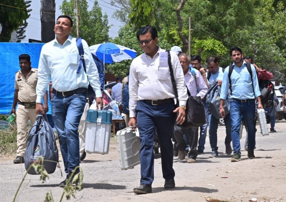 आज रवाना हुई पोलिंग पार्टियां, 19 अप्रैल को पहले चरण के लिए वोटिंग
