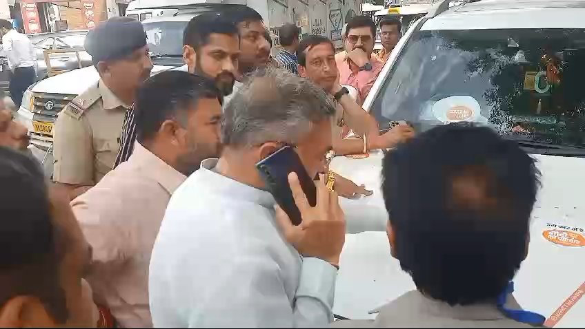 चुनाव पर्यवेक्षक ने भाजपा नेता की गाड़ी रोककर स्टीकर हटाने को कहा, हंगामा