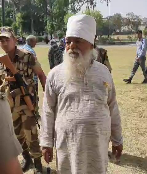 वोट करने आए बुजुर्ग शख्स ने ईवीएम मशीन को उठाकर फेंका, जानिए मामला