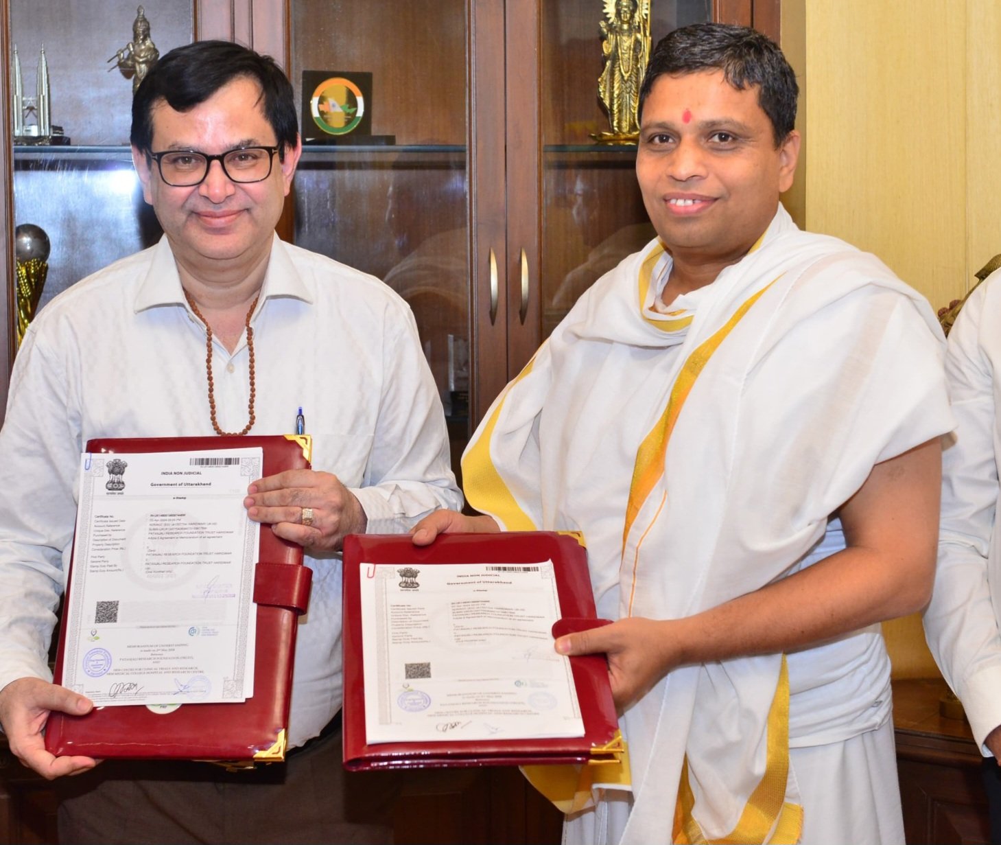 आयुर्वेद को बढ़ावा देने के लिए पतंजलि और एसआरएम सेंटर के बीच एमओयू