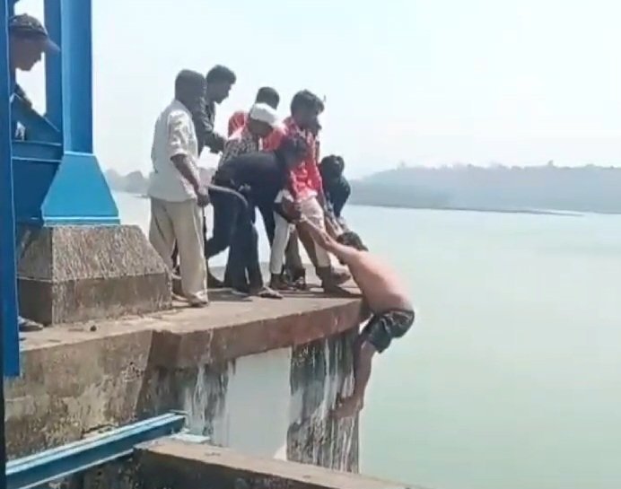 नहाते हुए बहा शख्स भीमगोडा बैराज में जा फंसा, कर्मचारियों ने बमुश्किल बचाया
