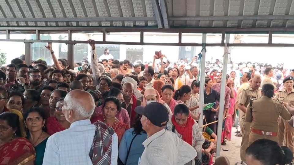 हंगामा: चार धाम यात्रा रजिस्ट्रेशन के लिए उमड़ी भीड़, व्यवस्था हुई ध्वस्त