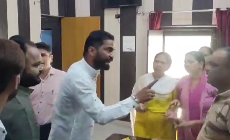 भाजपाइयों की दबंगई, नगर पालिका ऑफिस पहुंचकर अधिकारी कर्मचारियों को धमकाया, हाथापाई भी की