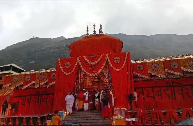 विधि विधान से खोले गए बद्रीनाथ धाम के कपाट, हजारों श्रद्धालु बने साक्षी