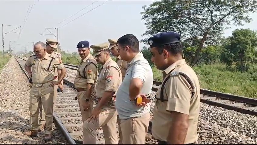 सिग्नल लाइट पर मिट्टी लगाकर रोकी ट्रेन, फिर ट्रेन में घुस गए हथियार बंद बदमाश