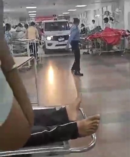 फिल्मी स्टाइल में आरोपी को गिरफ्तार करने पहुंची पुलिस, अस्पताल के छठवें फ्लोर पर बने वार्ड में गाड़ी घुसाई