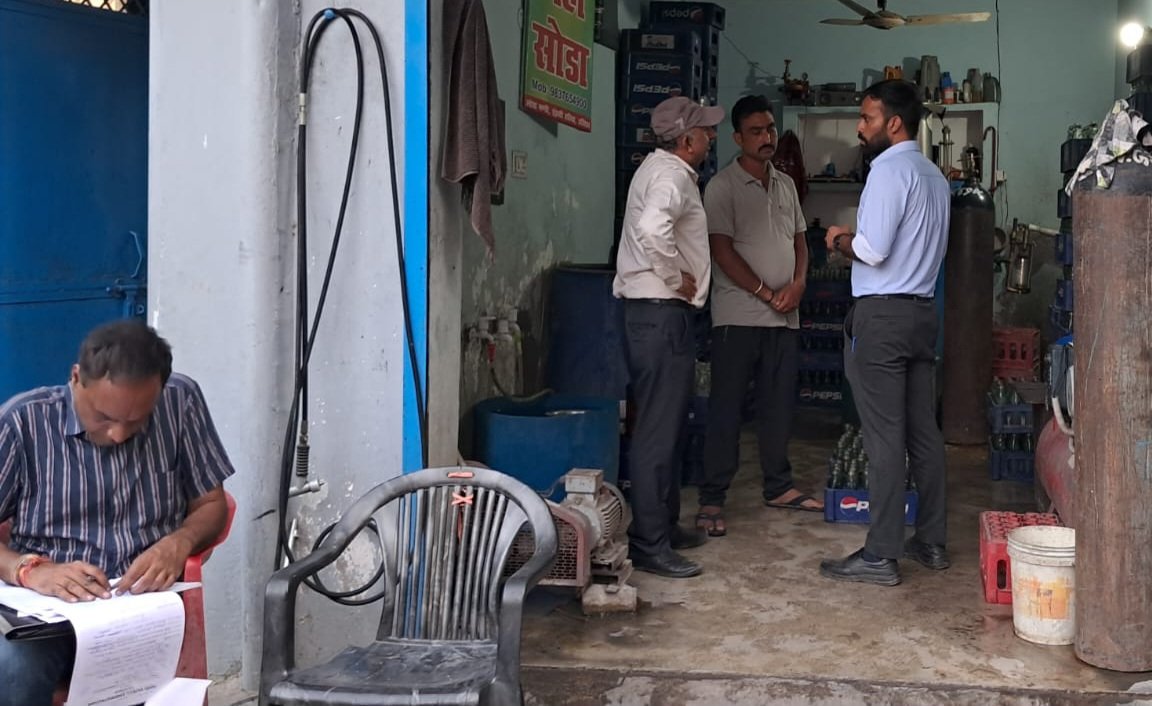 बोतल में कचरा भरकर बेच रहे एक सोडा प्लांट पर खाद्य सुरक्षा विभाग की छापेमारी, हुई ये कार्रवाई