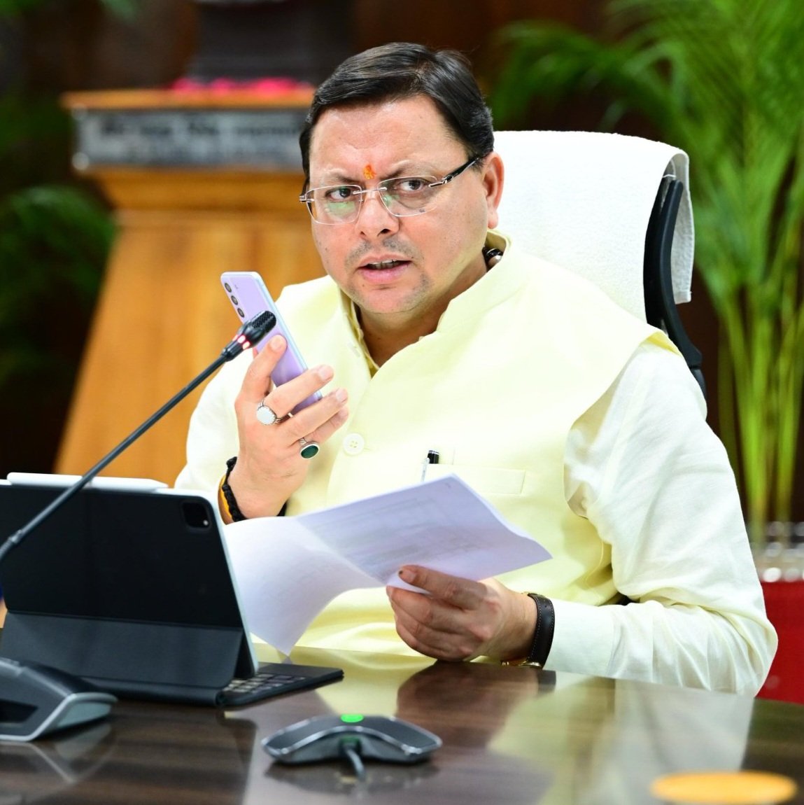 मुख्यमंत्री ने की सीएम हेल्पलाइन की समीक्षा बैठक, शिकायतकर्ताओं से खुद की फोन पर बात