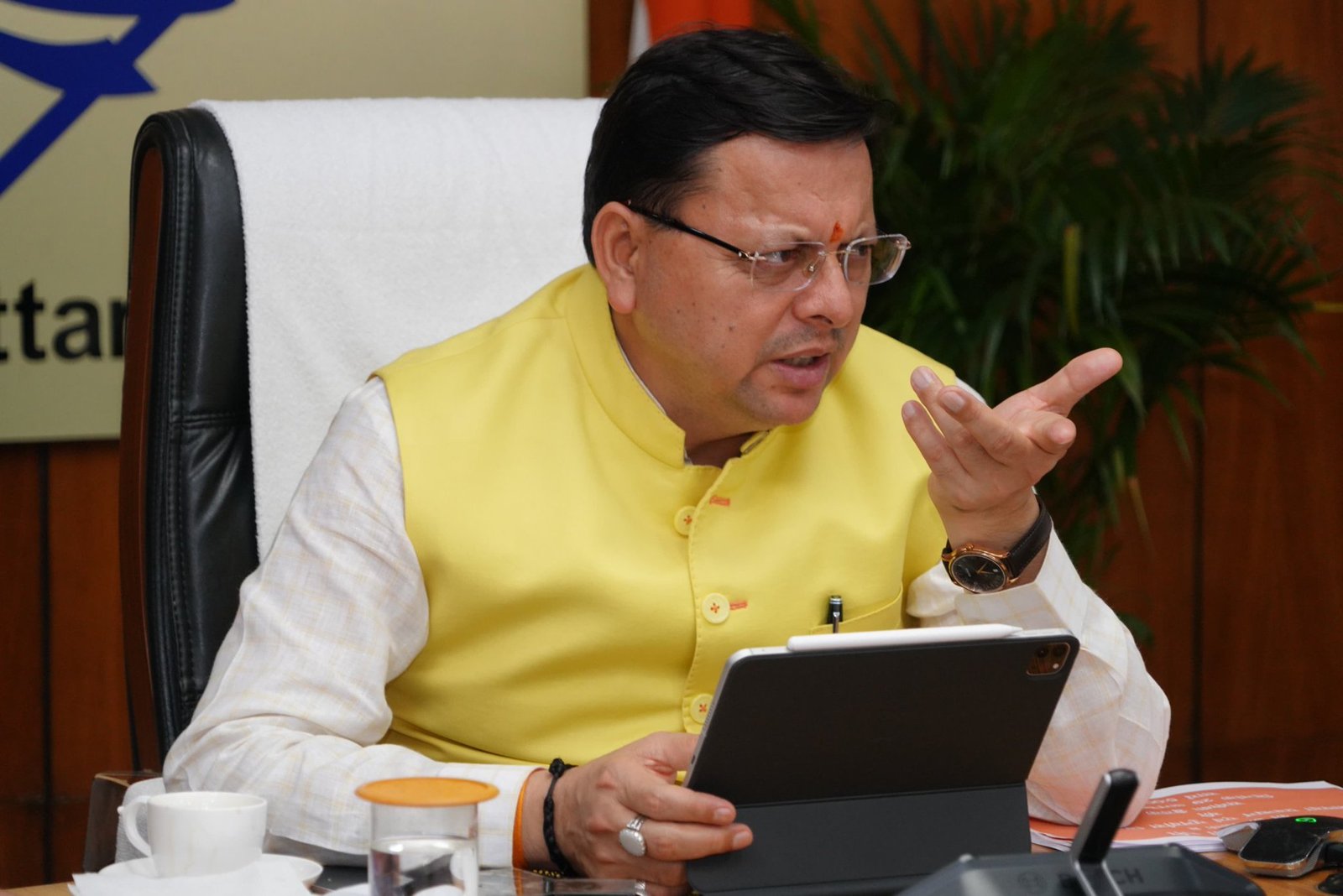 वीडियो कांफ्रेंसिंग के जरिए जिलाधिकारियों से जुड़े सीएम, आपदा प्रबंधन को लेकर दिए जरूरी निर्देश
