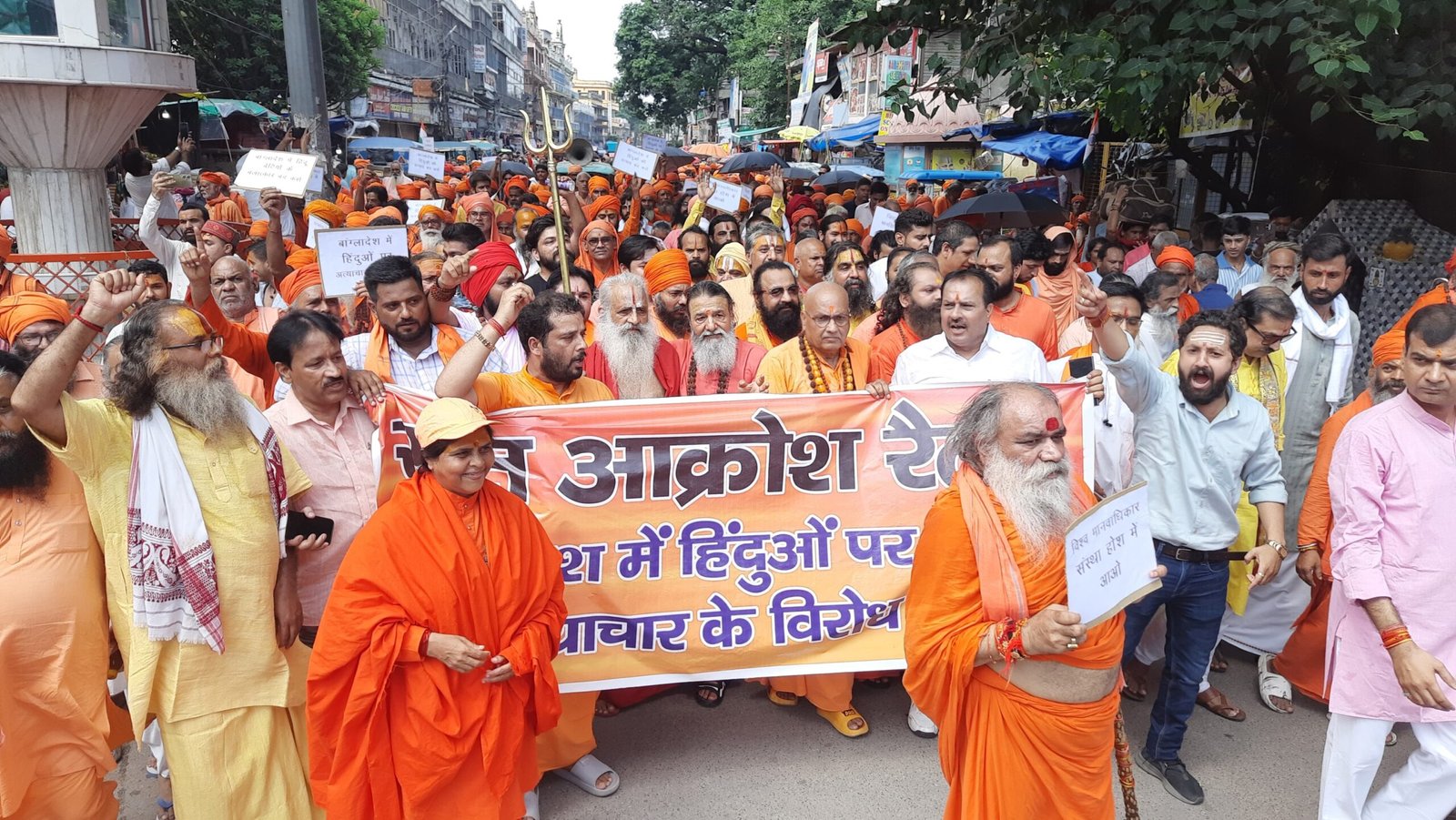 बांग्लादेशी हिंदुओं पर हिंसा से आक्रोश, हरिद्वार में संतों ने निकाल आक्रोश रैली