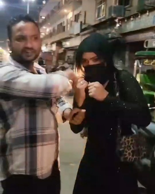 ब्लॉगर हुए बेलागम, लोगों को धमका-मारपीट कर खुद ही कर रहे इंसाफ़