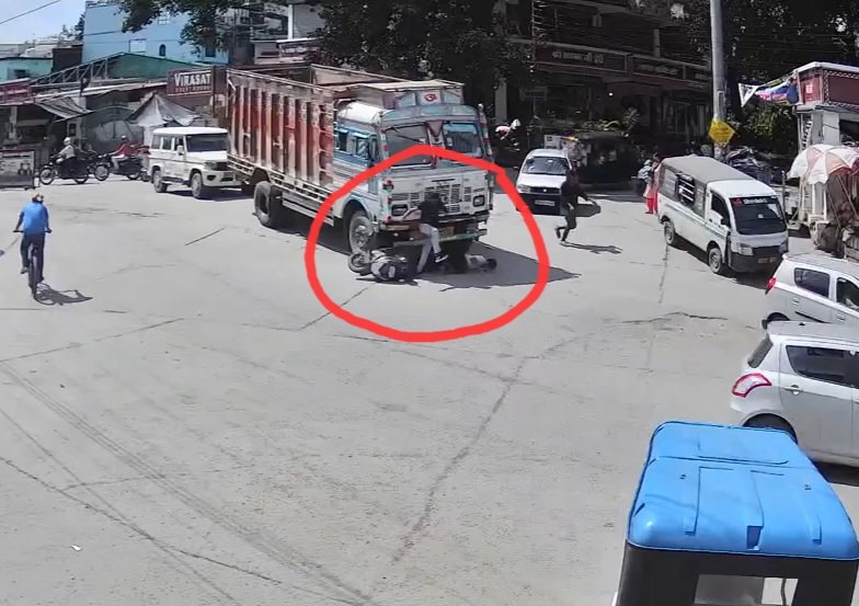 ट्रक की चपेट में आया बाइक सवार, युवक की मौके पर दर्दनाक मौत