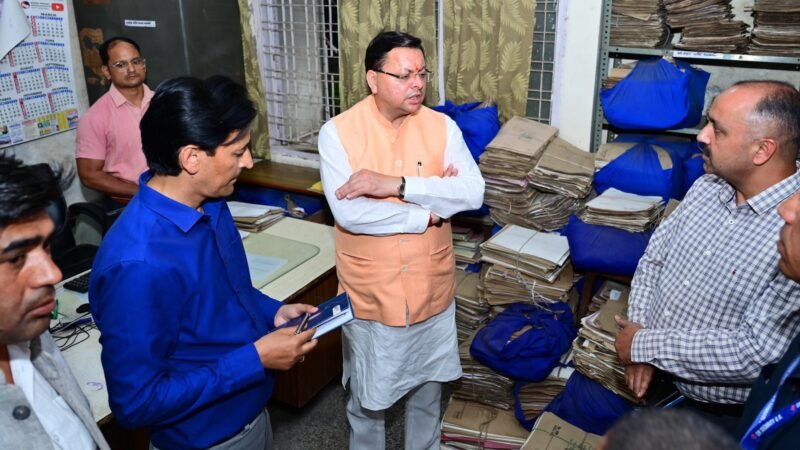 मुख्यमंत्री का औचक निरीक्षण, कहा बेवजह ना लटकाए जाएं जनता के काम