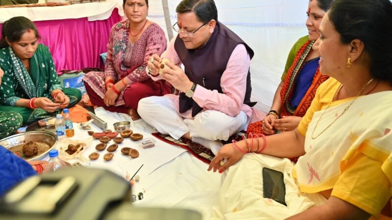 मुख्यमंत्री ने स्वयं सहायता समूहों के उत्पादों को सराहा