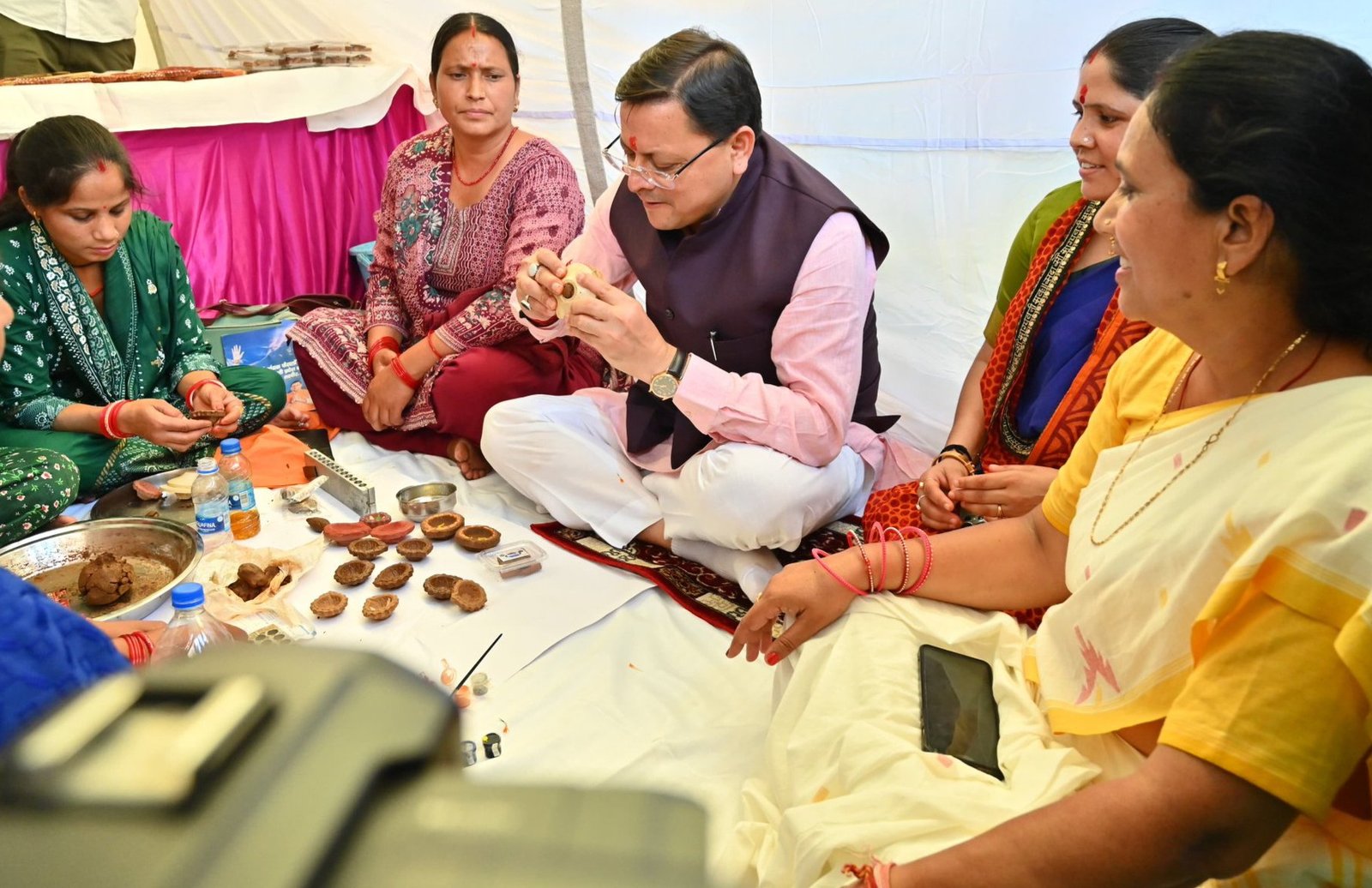 मुख्यमंत्री ने स्वयं सहायता समूहों के उत्पादों को सराहा