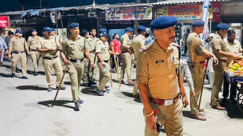 सुल्तानपुर में पुलिस फोर्स का पैदल मार्च, उपद्रवियों को कराया मौजूदगी का एहसास