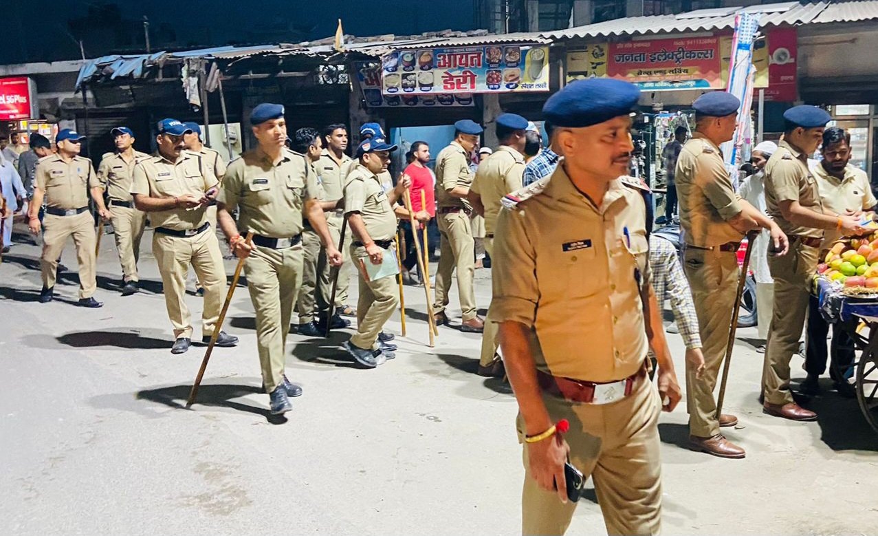 सुल्तानपुर में पुलिस फोर्स का पैदल मार्च, उपद्रवियों को कराया मौजूदगी का एहसास