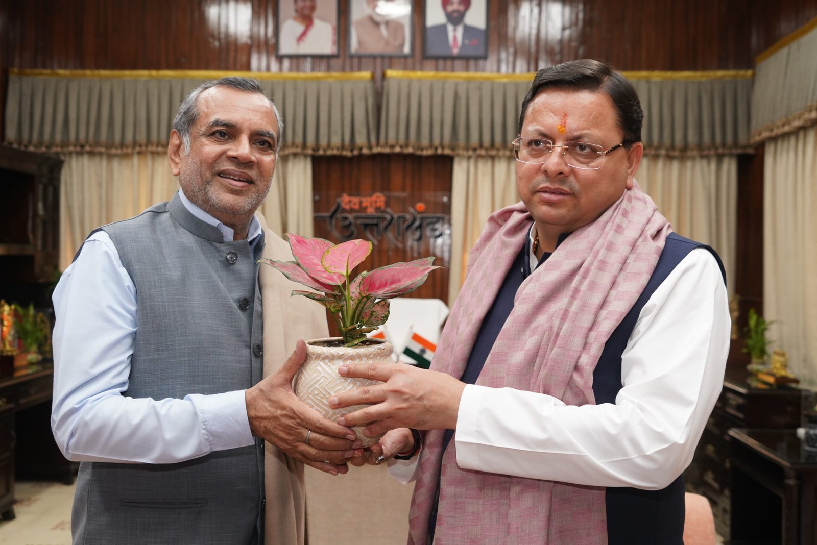 मुख्यमंत्री से मिले अभिनेता परेश रावल, बोले उत्तराखंड में फिल्म शूटिंग के कई डेस्टिनेशन