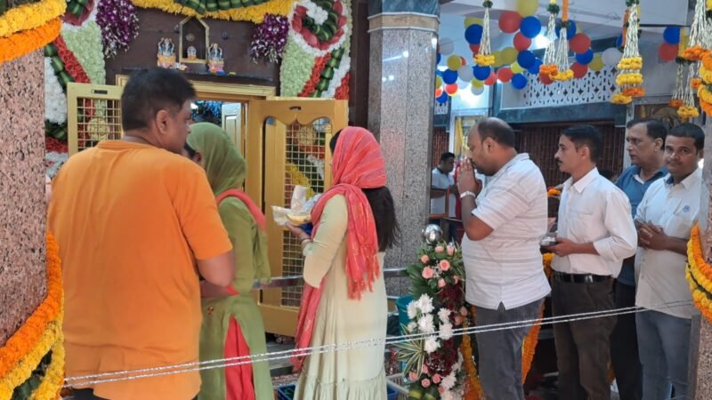 शारदीय नवरात्र शुरू, माता के मंदिरों में पहुंच रहे श्रद्धालु