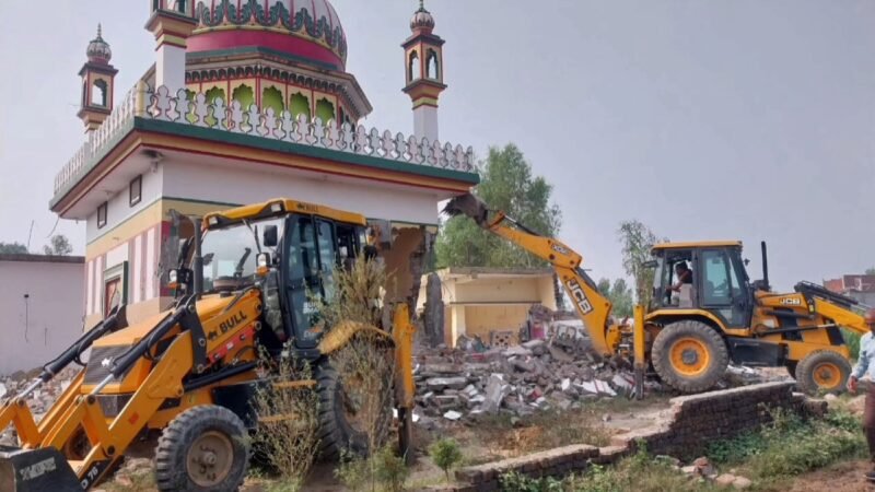 अवैध मजार पर चला बुलडोजर, प्रशासन ने ध्वस्त की आलीशान इमारत