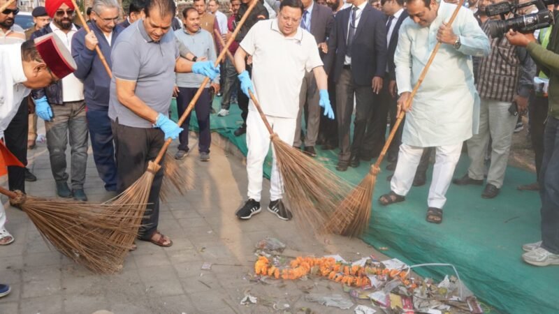 मुख्यमंत्री ने भाजपा नेताओं के साथ झाड़ू लगा कर दिया स्वच्छता का संदेश