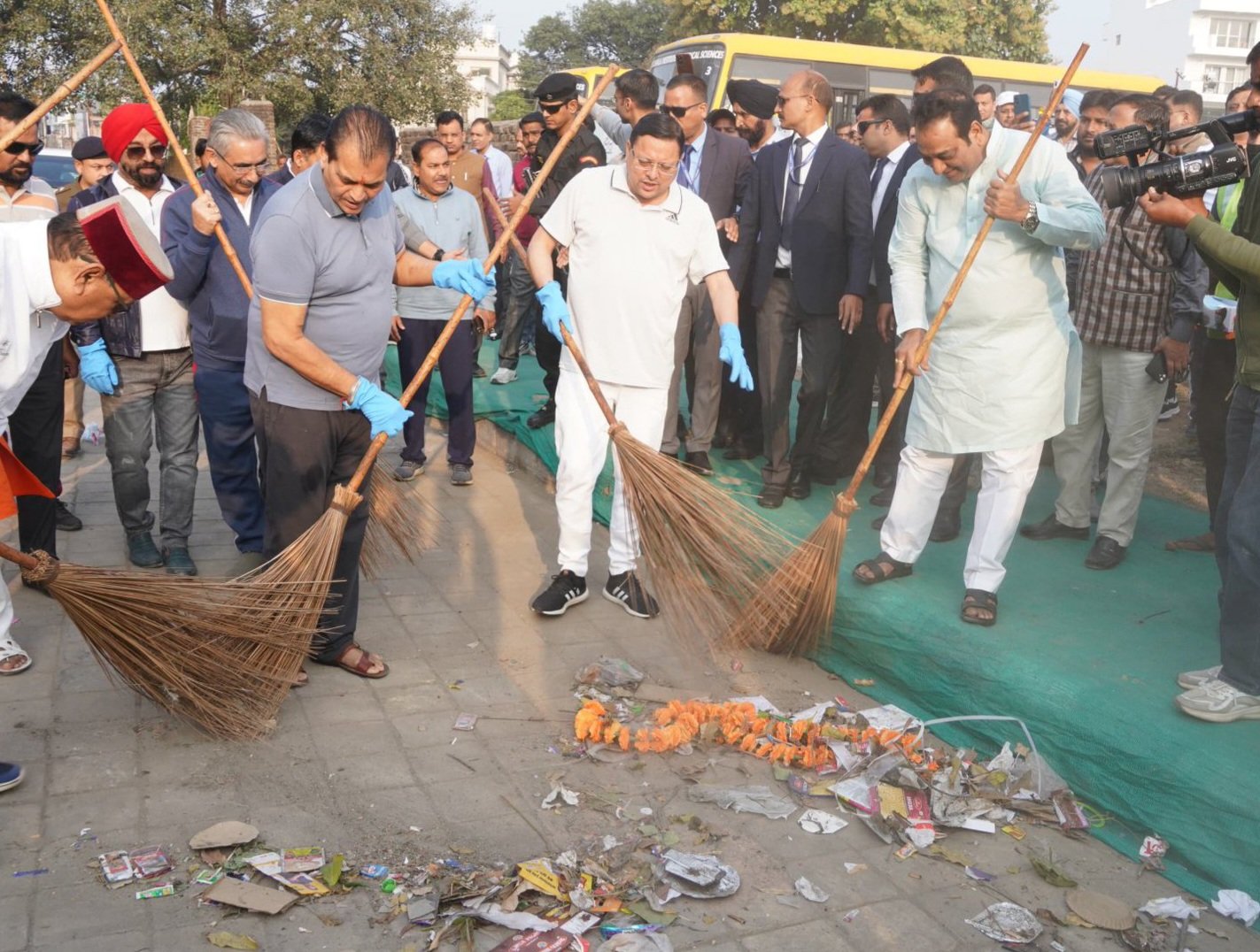 मुख्यमंत्री ने भाजपा नेताओं के साथ झाड़ू लगा कर दिया स्वच्छता का संदेश